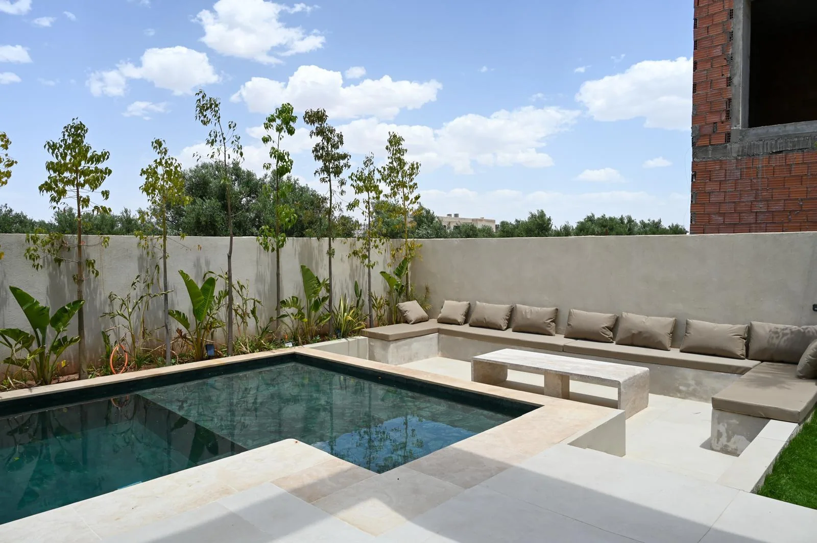 Piscine et salon de jardin