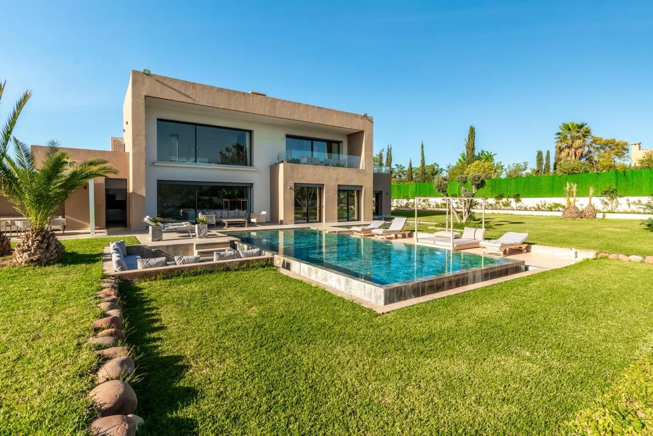 Façade et piscine en journée