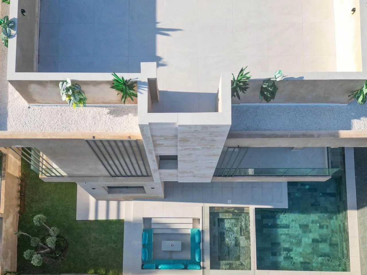 Vue zénithale — rooftop et piscine