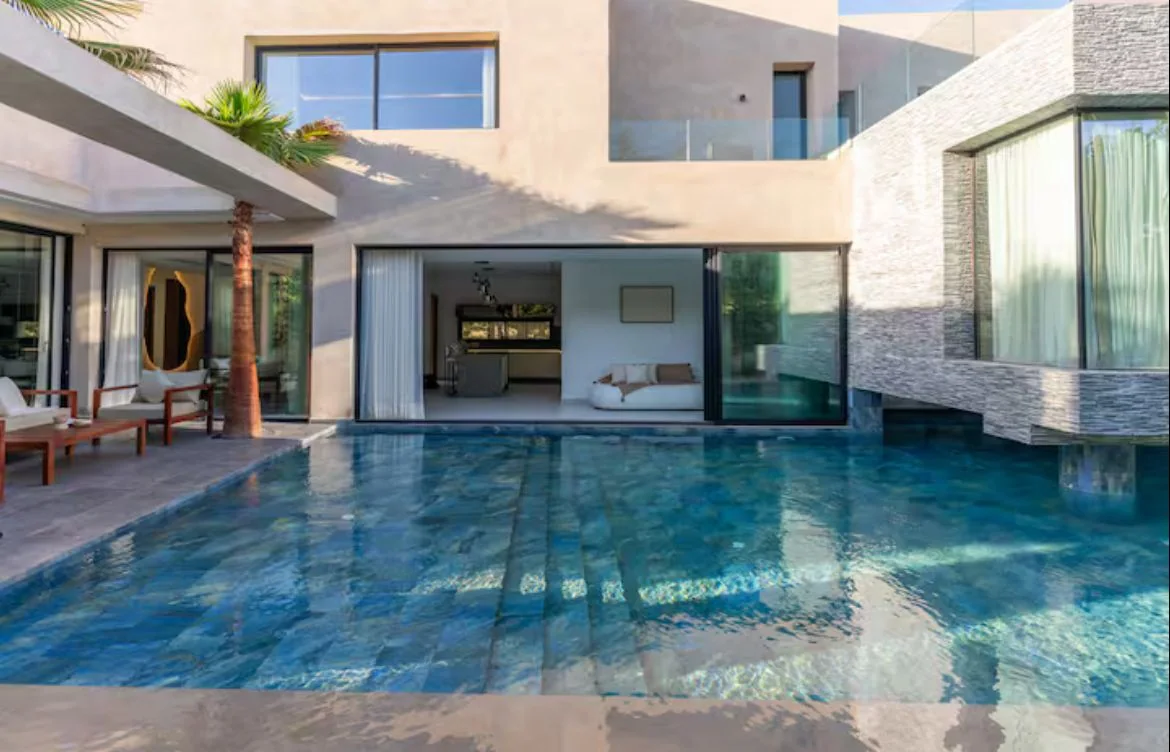 Piscine et volume sur pilotis