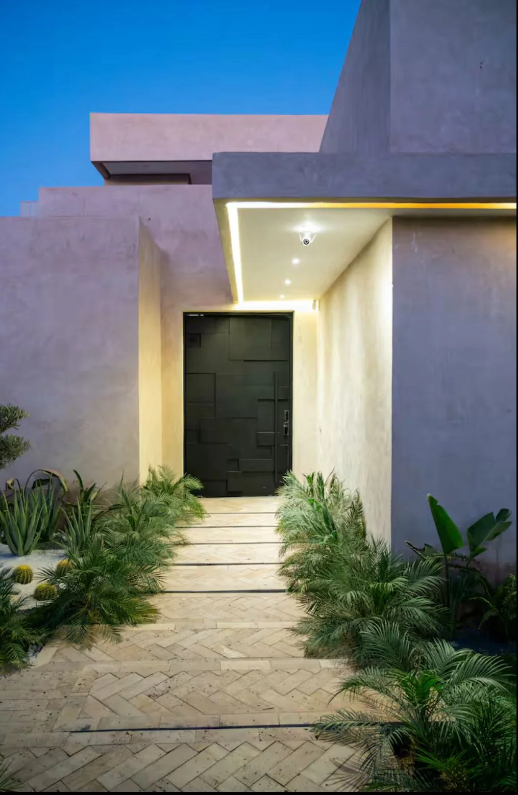 Entrée de la villa au crépuscule