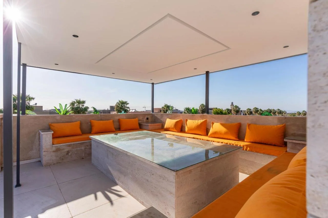 Salon de rooftop sous la pergola