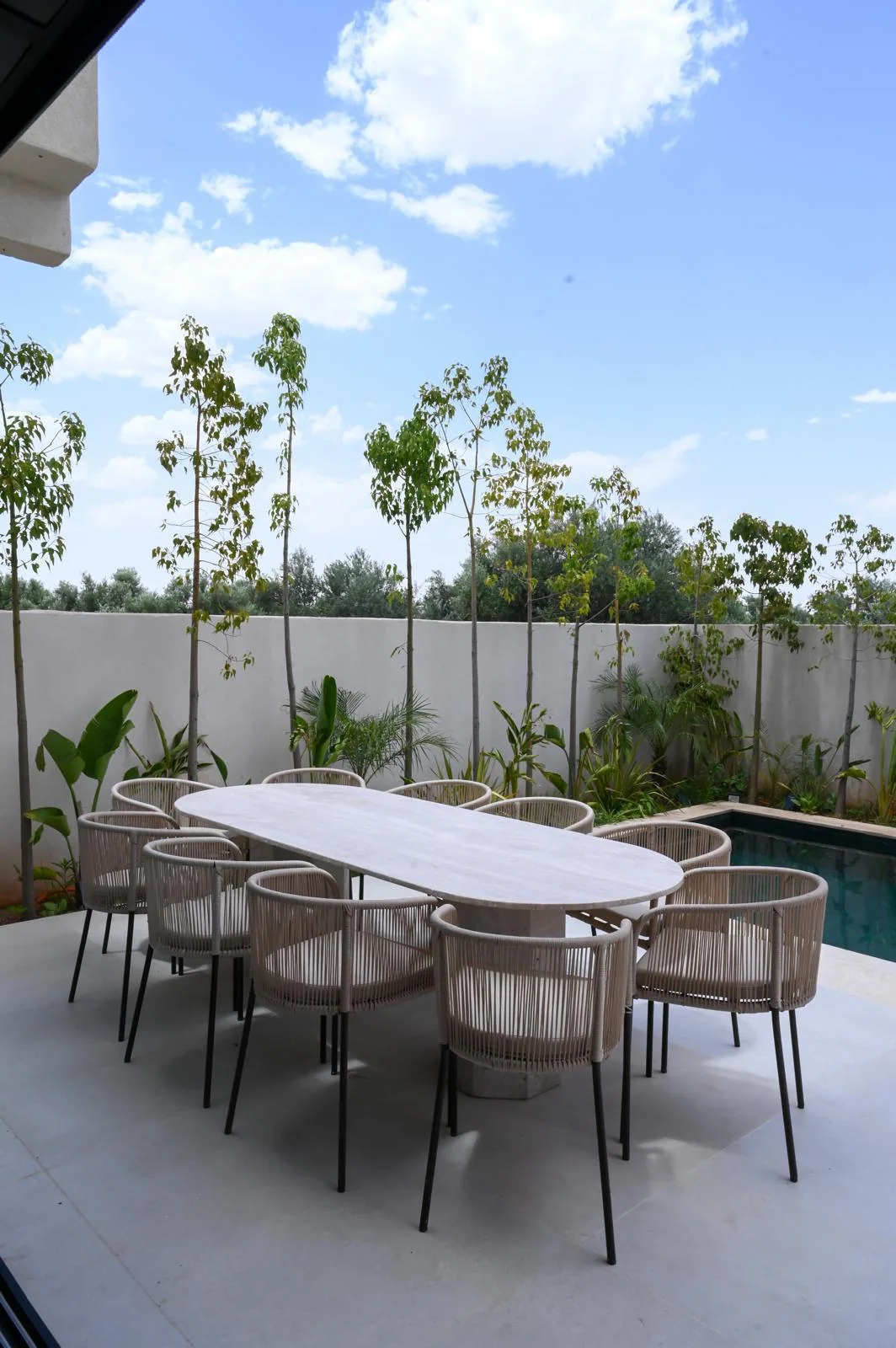 Table extérieure au bord de la piscine