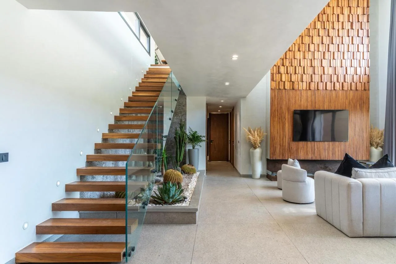Escalier suspendu et jardin intérieur