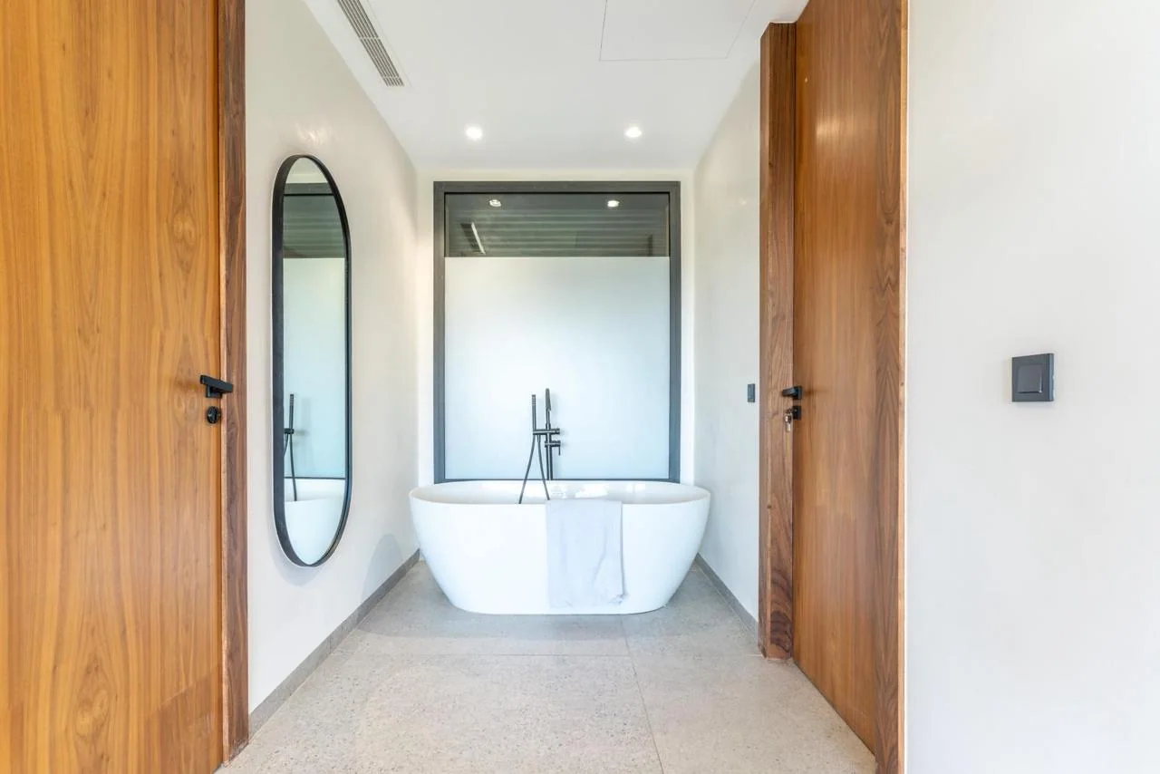 Salle de bains avec baignoire îlot