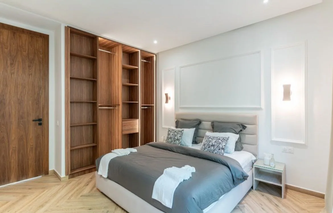 Chambre avec dressing en bois