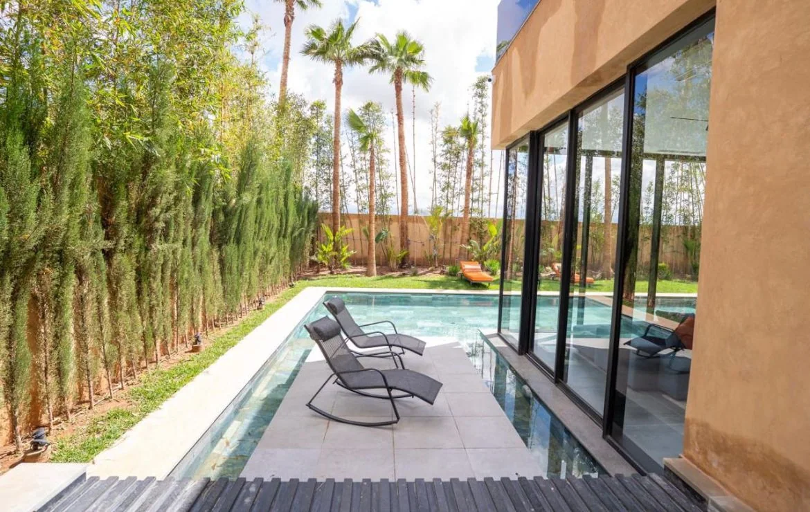 Terrasse au bord de la piscine