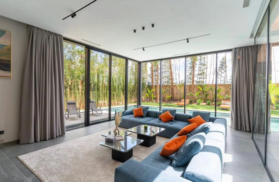Salon ouvert sur la piscine