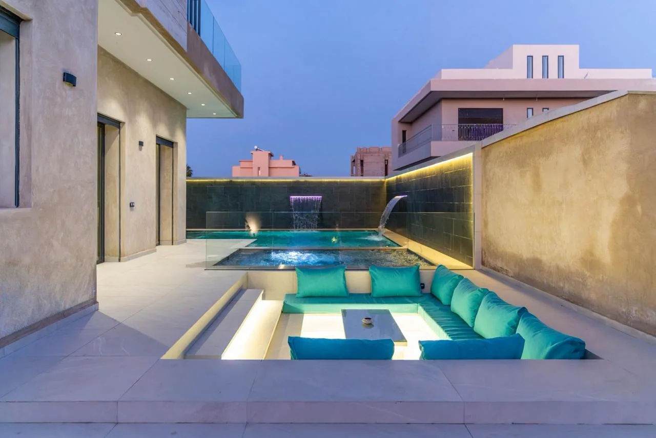 Piscine au crépuscule et salon en fossette