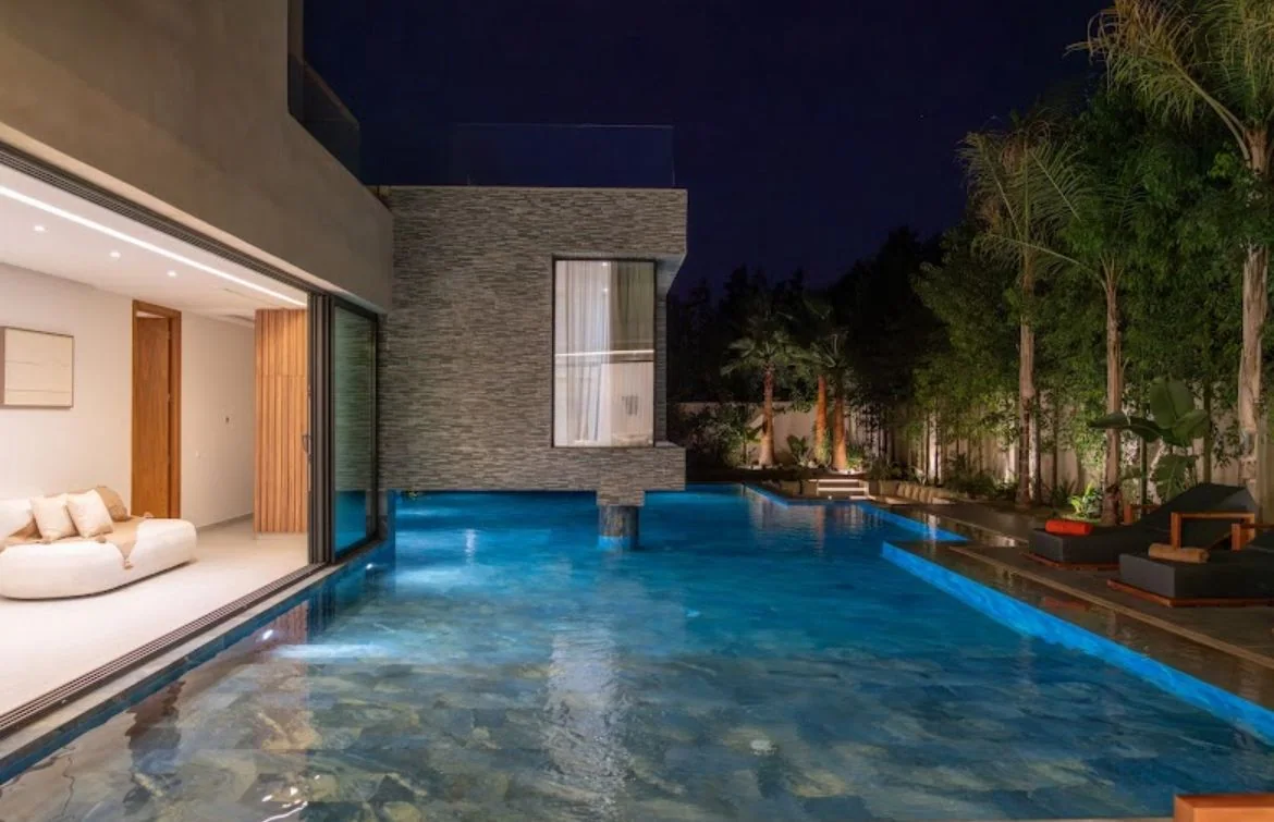 Piscine en soirée