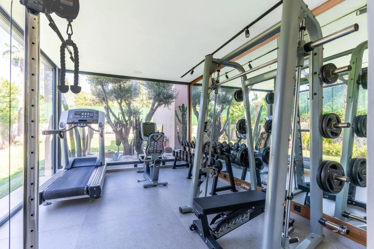 Salle de sport avec vue sur le jardin
